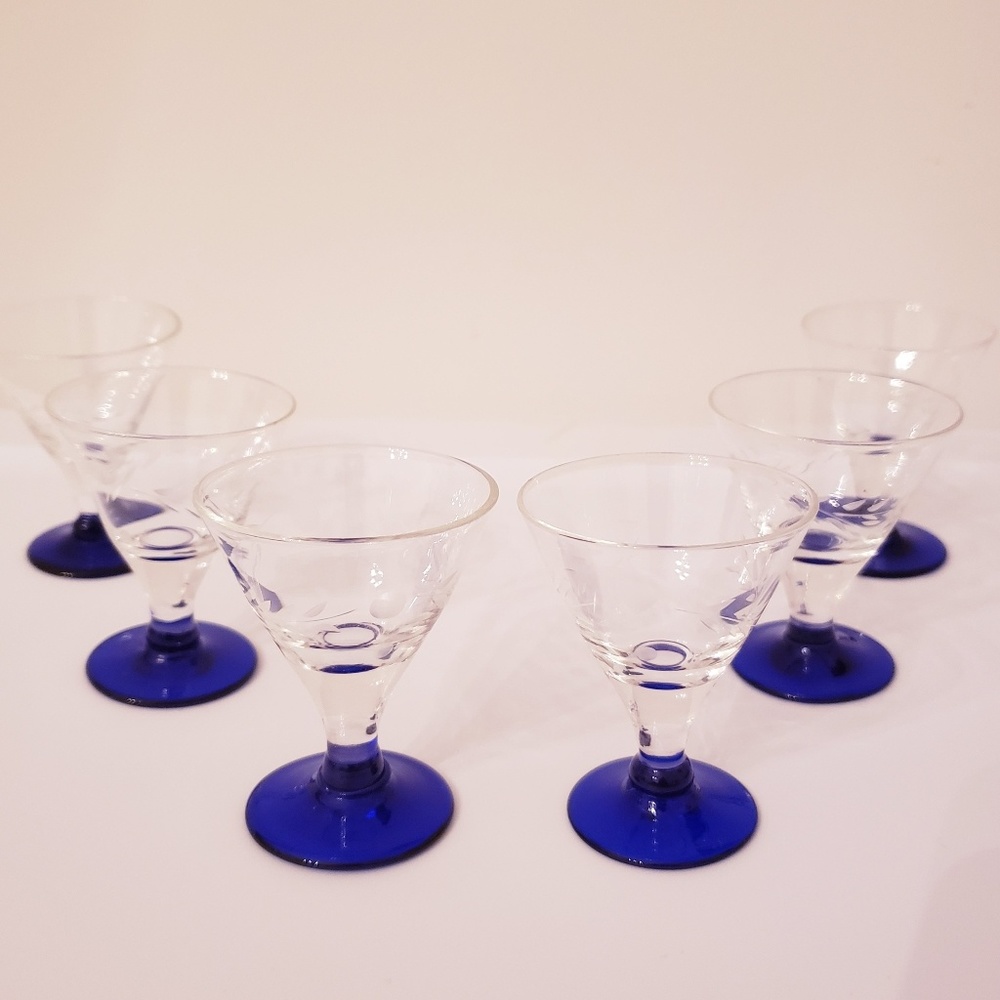 ❤Vintage Set of 6 Shot glasses w/blue base